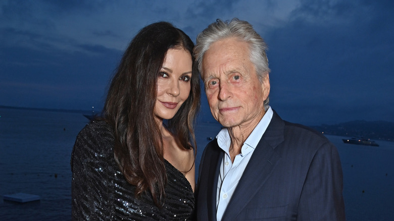 Michael Douglas et Catherine Zeta-Jones posant