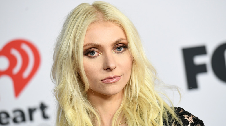 Taylor Momsen sourit légèrement