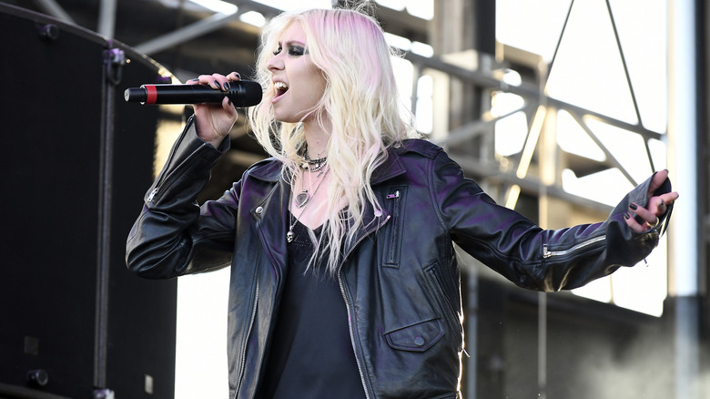 Taylor Momsen chante