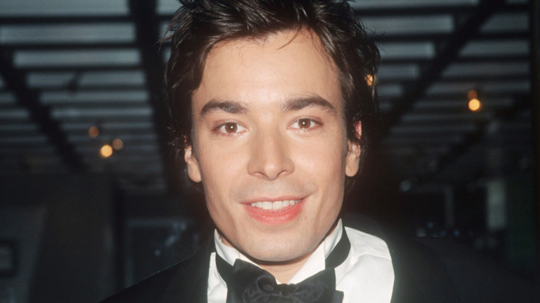 Jimmy Fallon souriant en costume