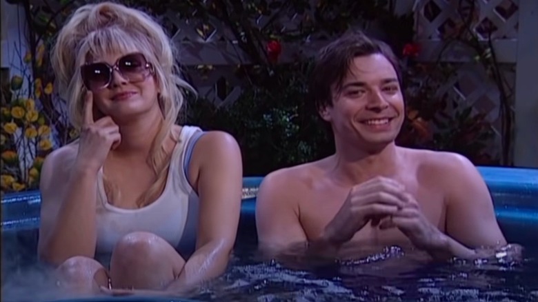 Jimmy Fallon rit à côté de Drew Barrymore dans un bain à remous