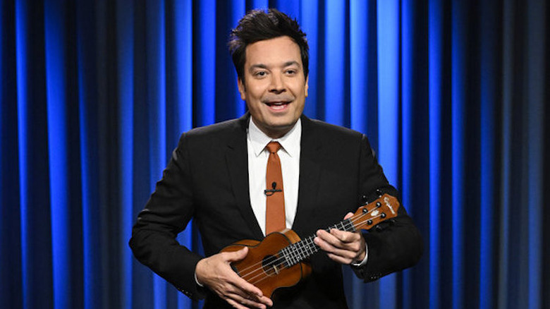 Jimmy Fallon jouant du ukulélé