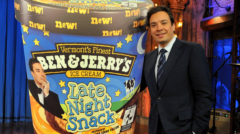 Jimmy Fallon posant avec une pancarte de glace Late Night Snack