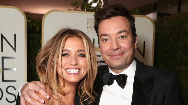 Nancy Juvonen et Jimmy Fallon sourient et posent ensemble