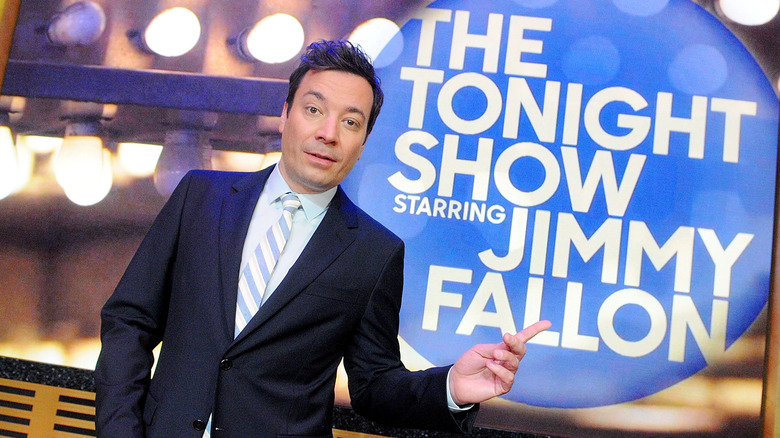 Jimmy Fallon montre une pancarte indiquant "The Tonight Show"