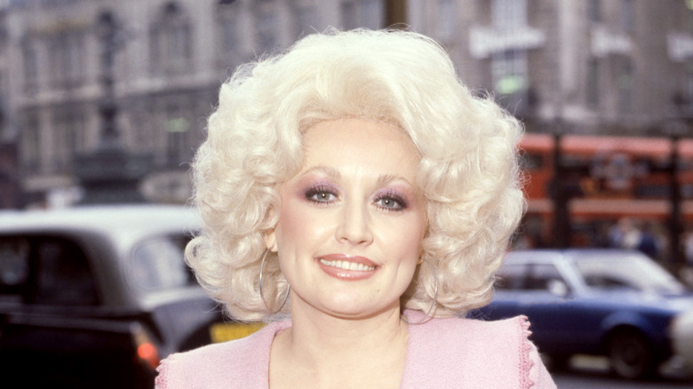 Dolly Parton plus jeune souriante