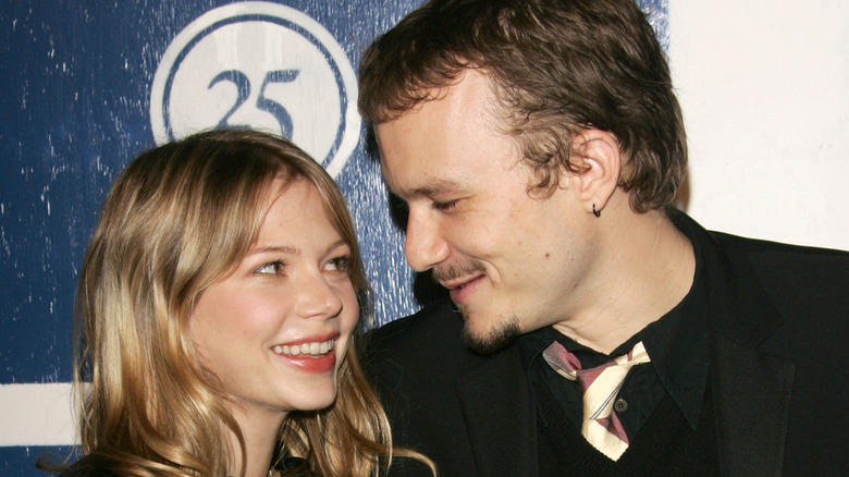 Heath Ledger et Michelle Williams souriant