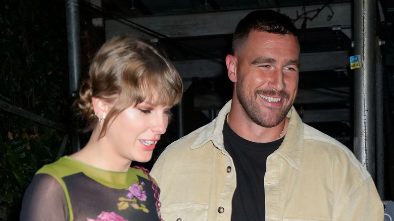 Taylor Swift et Travis Kelce souriants