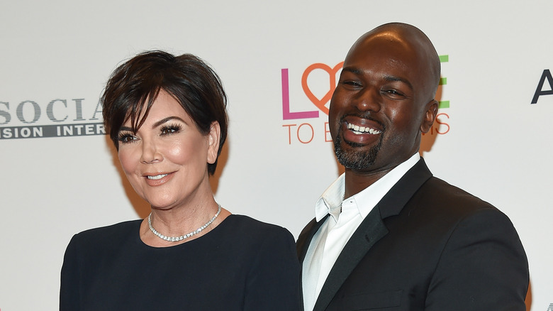 Kris Jenner et Corey Gamble posant ensemble