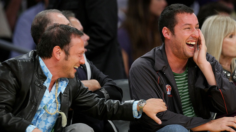 Rob Schneider et Adam Sandler rient