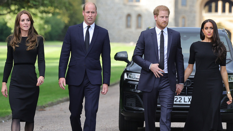 Kate Middleton, le prince William, le prince Harry et Meghan Markle marchant