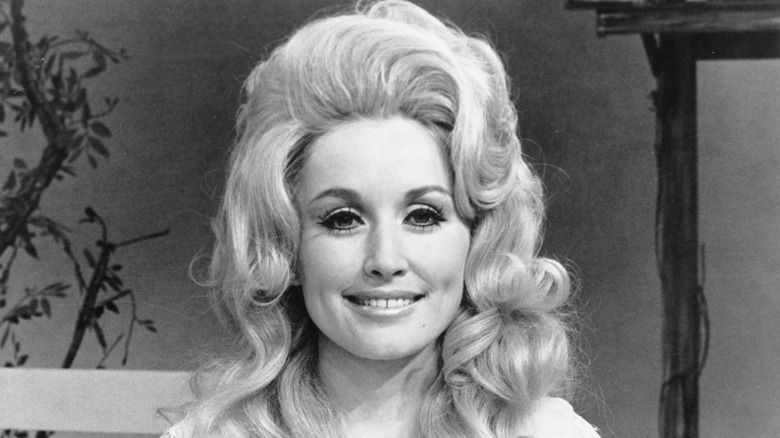 Le début peu glamour de la carrière de Dolly Parton dans la musique country