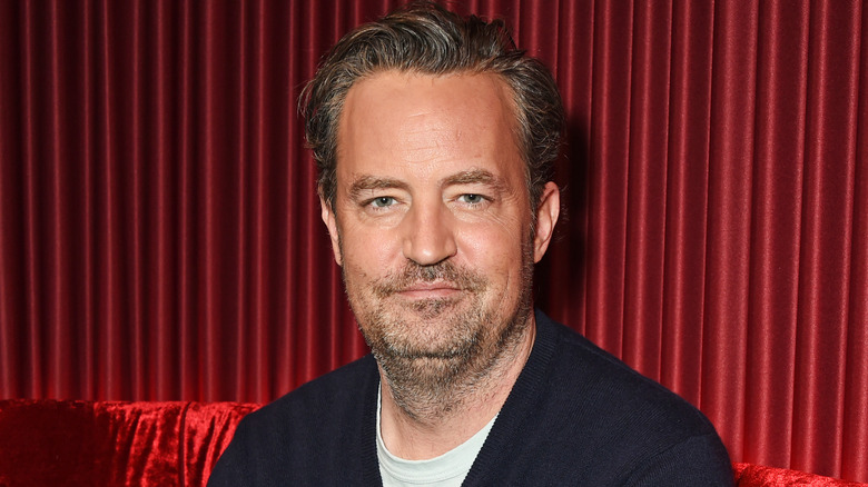 Le tweet cruel d’un ancien écrivain de SNL sur la mort de Matthew Perry suscite l’indignation