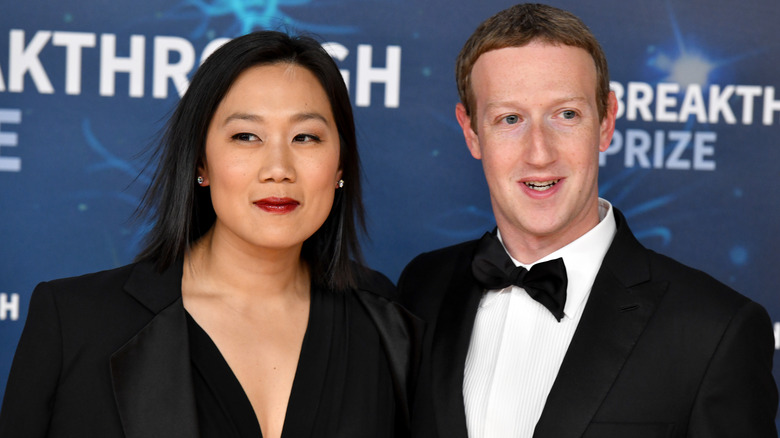 Priscilla Chan et Mark Zuckerberg posant