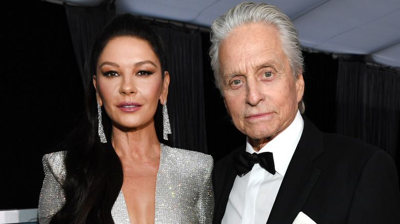 Catherine Zeta Jones et Michael Douglas posant