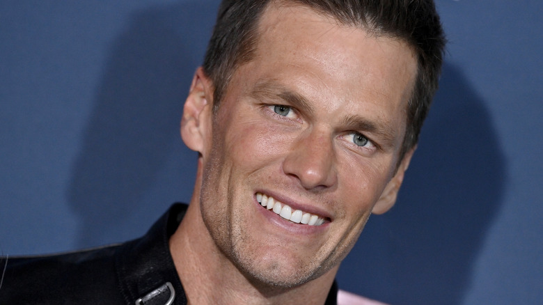 Tom Brady dents blanches souriant