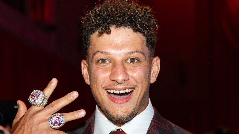 Patrick Mahomes montre des bagues