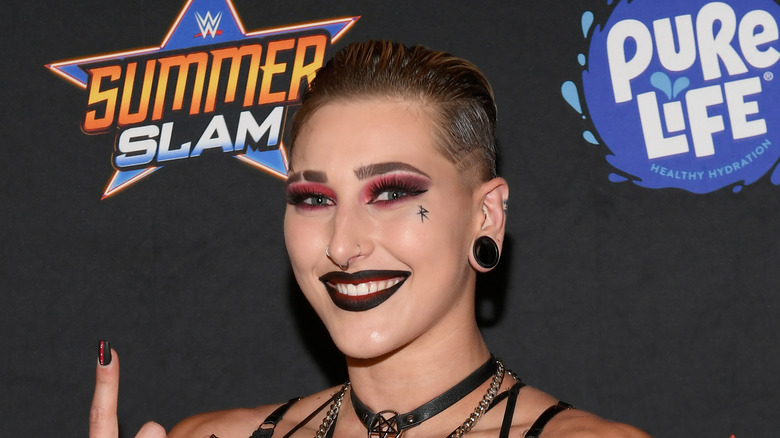 Rhea Ripley fard à paupières rouge rouge à lèvres noir