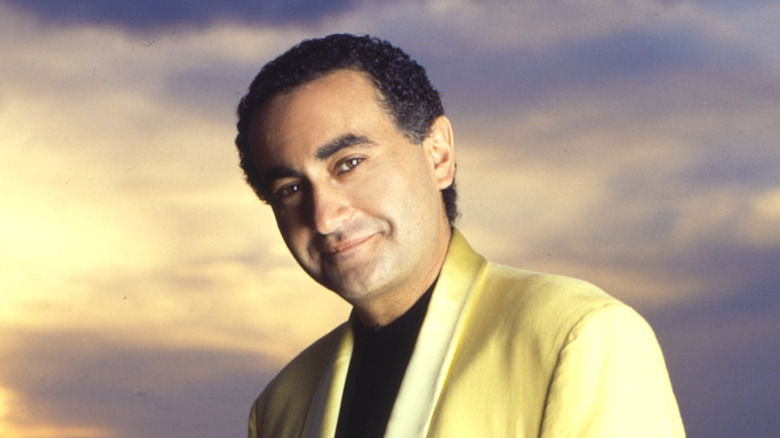 Dodi Fayed souriant veste jaune