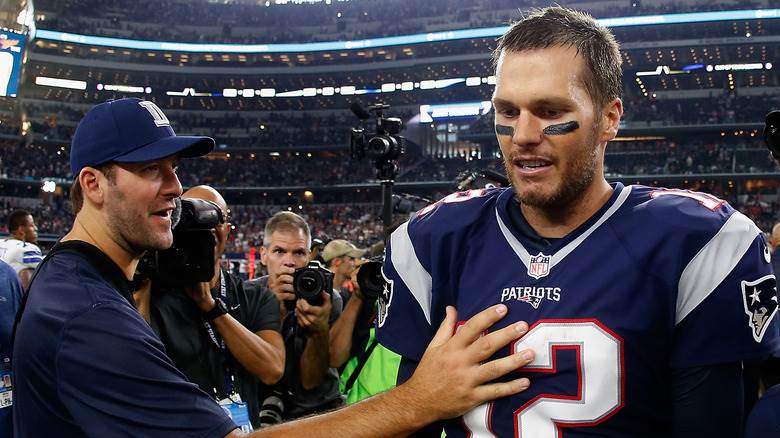 Tony Romo avec la main sur Tom Brady