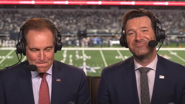 Jim Nantz riant, Tony Romo souriant