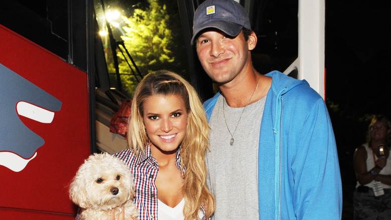 Jessica Simpson et Tony Romo posant