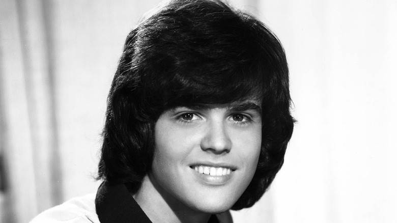 Donny Osmond sourit en noir et blanc