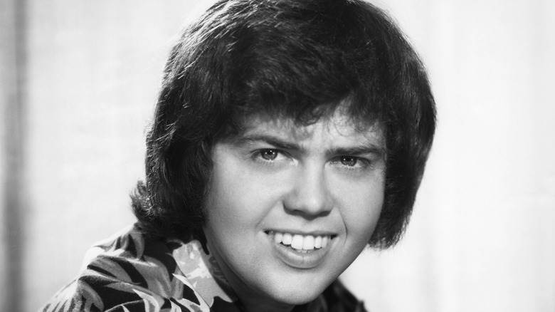 Merrill Osmond sourit en noir et blanc