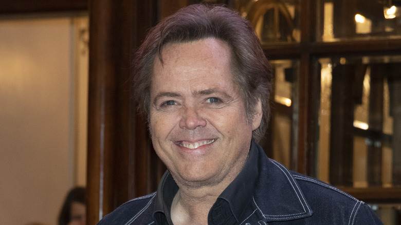 Jimmy Osmond sourit pose