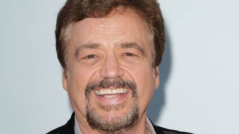 Jay Osmond sourit sur le tapis rouge