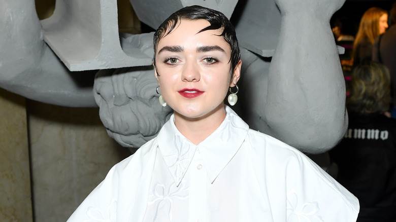 Maisie Williams posant 