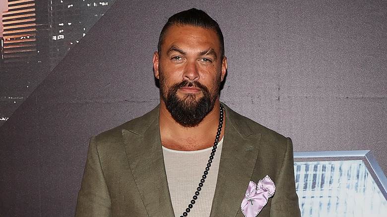 Jason Momoa posant