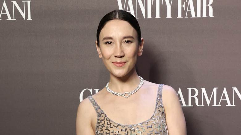 Sibel Kekilli souriante avec les cheveux tirés en arrière