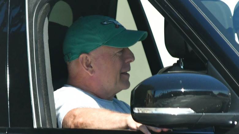 Bruce Willis fait un tour en voiture