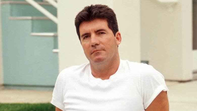 Simon Cowell posant un T-shirt blanc