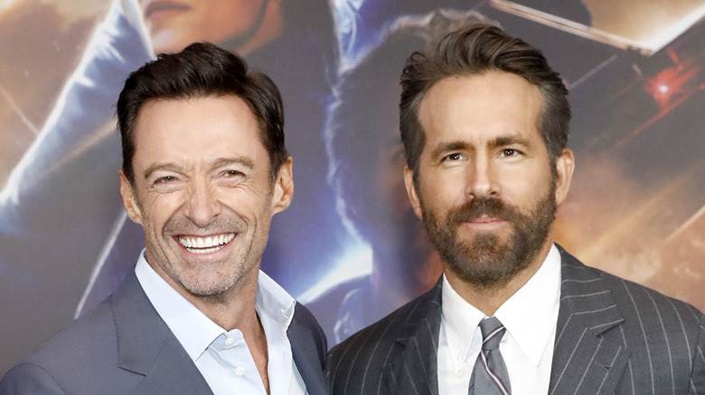 Hugh Jackman et Ryan Reynolds posant