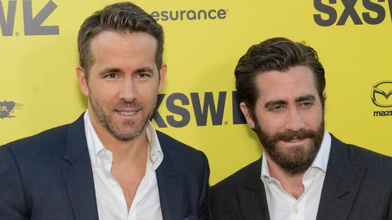 Ryan Reynolds et Jake Gyllenhaal posant