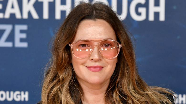 Drew Barrymore souriant avec des lunettes