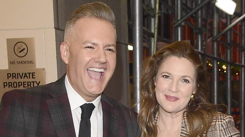 Drew Barrymore posant avec Ross Mathews