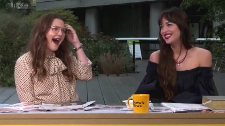 Drew Barrymore et Dakota Johnson parlent