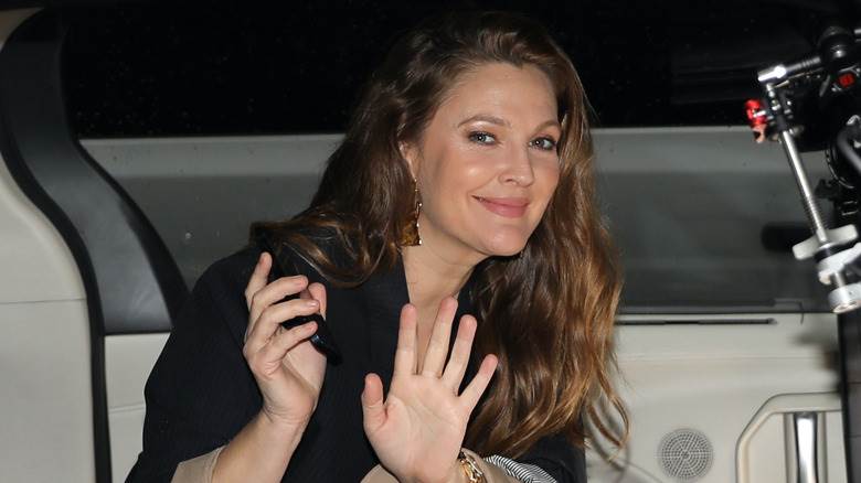 Drew Barrymore agitant la main