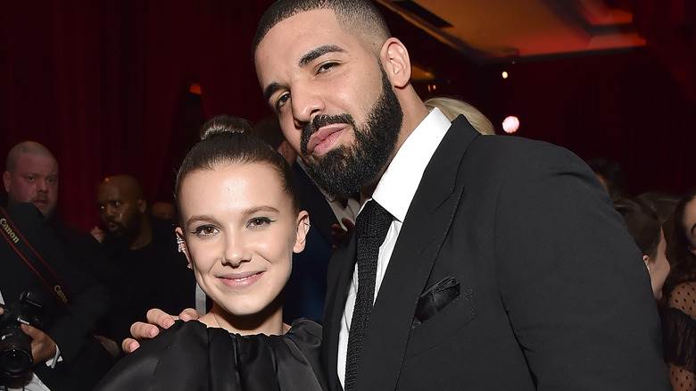 Millie Bobby Brown et Drake souriant