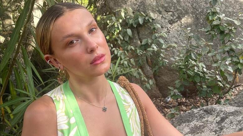 Millie Bobby Brown s'appuyant sur un rocher