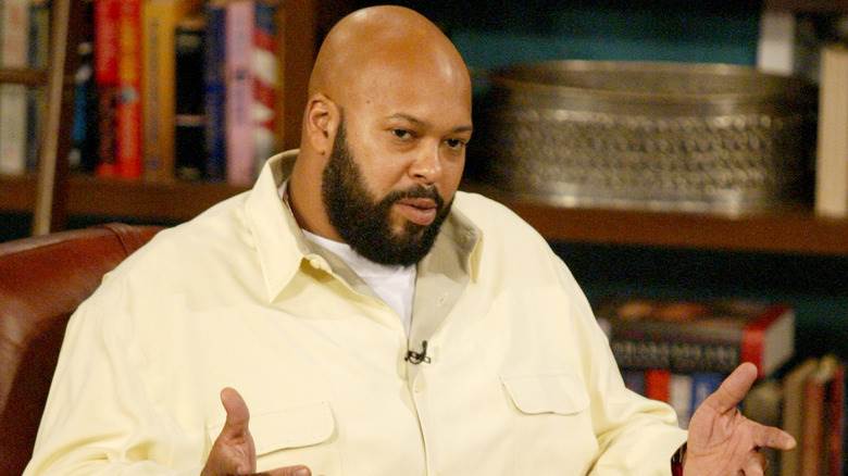 Suge Knight parlant dans une chemise jaune