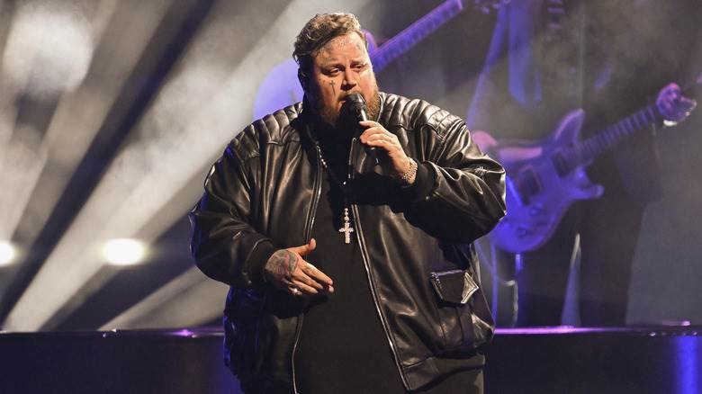 Jelly Roll se produit aux CMA Awards