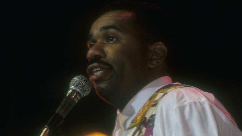 Steve Harvey faisant du stand-up au début des années 1990