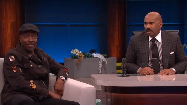 Arsenio Hall assis en tant qu'invité dans l'émission de Steve Harvey