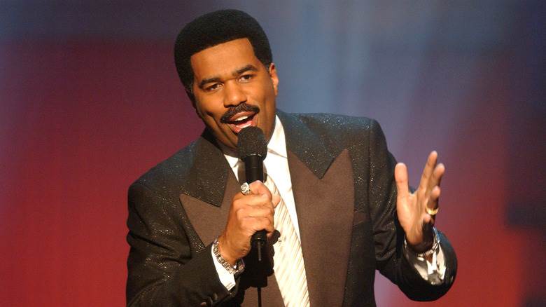 Steve Harvey s'exprimant dans le microphone