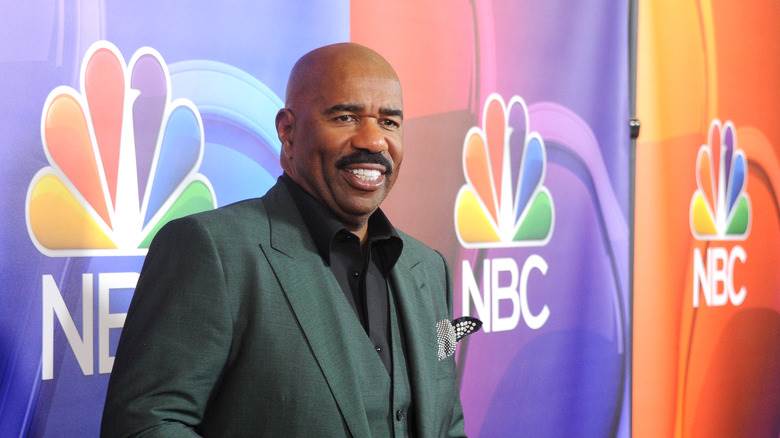 Steve Harvey souriant à l'événement NBCUniversal