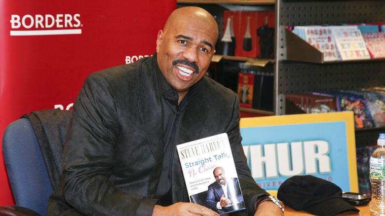 Steve Harvey posant avec son livre